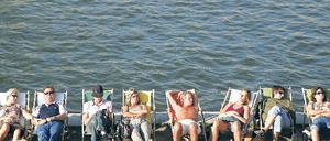Auch schön. Das Ufer der Spree haben die Berliner in den vergangenen Jahren entdeckt. Aber an einen Sprung ins dreckige Wasser ist nicht zu denken. 