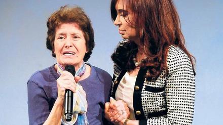 Bewegend. Cristina Kirchner (re.) mit Elsa Oesterheld, deren Mann und vier Töchter von Militärs ermordet wurden. Foto: dpa