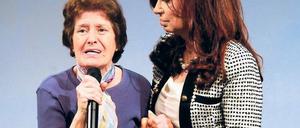 Bewegend. Cristina Kirchner (re.) mit Elsa Oesterheld, deren Mann und vier Töchter von Militärs ermordet wurden. Foto: dpa