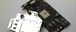 Kalte Platte: Der Kühler nimmt die Wärme vom Grafikchip (im Bild mit Aufschrift "Nvidia") auf und gibt sie an das Wasser ab, das über die Öffnungen oben ein- und wieder ausfließt. 