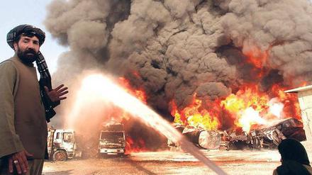 Löschversuche. Pakistanische Feuerwehrleute nach dem Angriff auf einen Nato-Nachschubkonvoi am Mittwoch. 