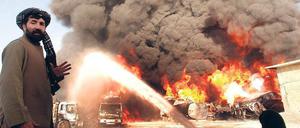Löschversuche. Pakistanische Feuerwehrleute nach dem Angriff auf einen Nato-Nachschubkonvoi am Mittwoch. 