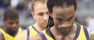 Der Blick geht nach unten. Julius Jenkins (vorn), Marko Marinovic und Hollis Price müssen nun im zweitklassigen Eurocup antreten. 