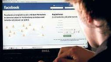 Vernetzt. Rund 4,6 Stunden verbringt ein durchschnittlicher Nutzer pro Woche bei Facebook und Co. Foto: dpa