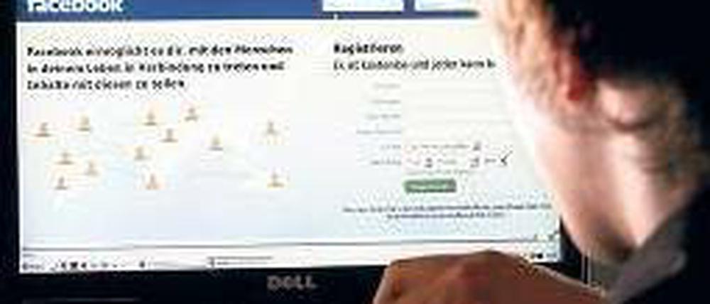 Vernetzt. Rund 4,6 Stunden verbringt ein durchschnittlicher Nutzer pro Woche bei Facebook und Co. Foto: dpa