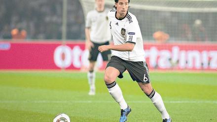 Sami Khedira, 23, hat einen steilen Aufstieg hingelegt. Vor einem Jahr war er Kapitän der U-21-Europameisterelf. Bei der WM übernahm er die Rolle Michael Ballacks und gibt seitdem den Takt in der Nationalmannschaft vor. Inzwischen spielt er bei Real Madrid.