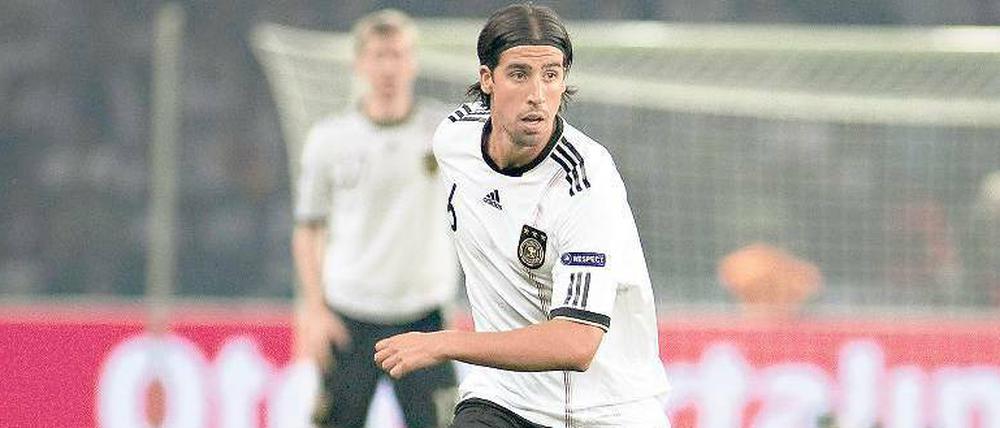 Sami Khedira, 23, hat einen steilen Aufstieg hingelegt. Vor einem Jahr war er Kapitän der U-21-Europameisterelf. Bei der WM übernahm er die Rolle Michael Ballacks und gibt seitdem den Takt in der Nationalmannschaft vor. Inzwischen spielt er bei Real Madrid.