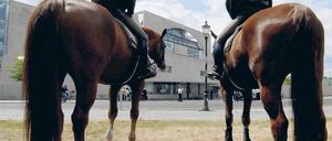 Neuer Standort. Auch wenn die Reiterstaffel des Bundes nach Brandenburg zieht, werden die Beamten weiterhin in Berlin im Einsatz sein – und auch vor dem Kanzleramt patrouillieren. Foto: dapd