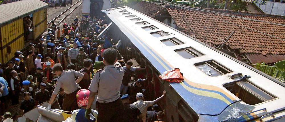 In Indonesien kommt es immer wieder zu schweren Unfällen im Bahnverkehr.
