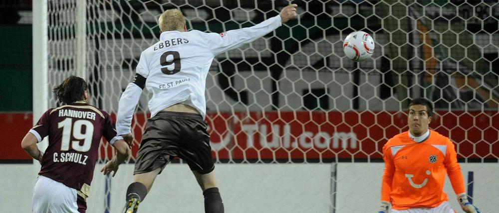 Marius Ebbers (m.) erzielte den entscheidenden Treffer.