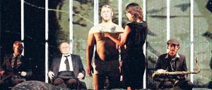 Matsch. Desdemona (E. Meckbach) präpariert Othello (S. Nakajew). Foto: Eventpress Hoensch