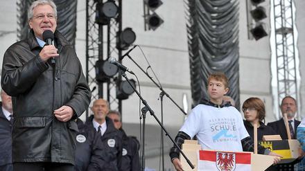 Der derzeitige Bundesratspräsident und Regierungschef von Bremen, Jens Böhrnsen eröffnet in Bremen das Bürgerfest zur diesjährigen Feier zum Tag der Deutschen Einheit.