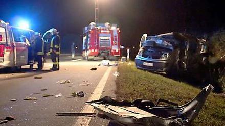 Feuerwehrleute am Unfallort bei Brandenburg/Havel.