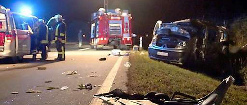 Feuerwehrleute am Unfallort bei Brandenburg/Havel.