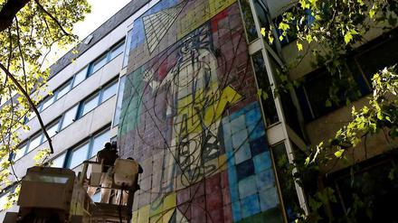 Das Wandbild "Der Mensch, das Maß aller Dinge" besteht aus 350 Kacheln