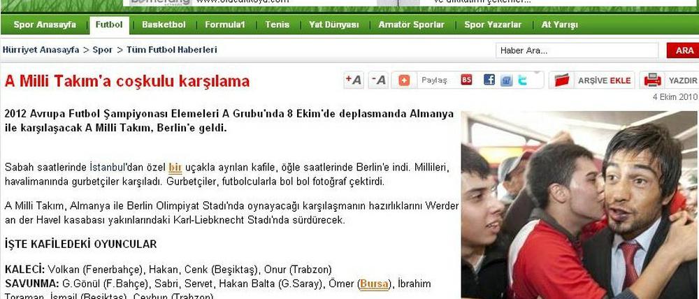 So sieht es "Hürriyet": Die türkischen Spieler sind in Berlin gelandet und wurden stürmisch begrüßt.