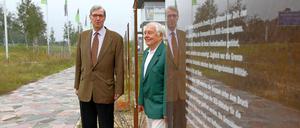 Christian-Peter Prinz zu Waldeck (li.) und Harry Hartig vor dem Kommandantenturm der alten Grenzübergangsstelle Drewitz.