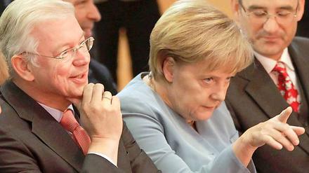 Das nächste Politikerbuch: Nach Thilo Sarrazin und Peer Steinbrück hat nun Roland Koch seine Gedanken aufgeschreiben. Angela Merkel half beim Vorstellen.