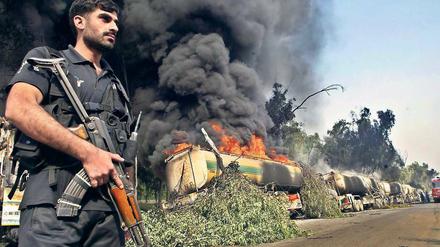 Brennende Nato-Fahrzeuge. Immer häufiger werden Tankwagenkonvois in Pakistan angegriffen. Foto: Arshad Arbab/dpa