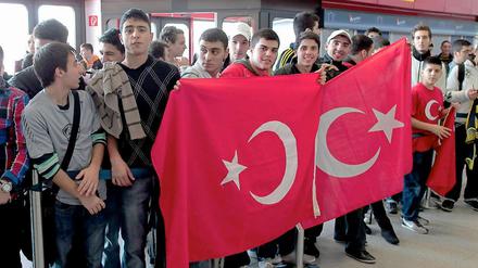 Fans empfangen die türkische Nationalmannschaft am Flughafen Tegel.