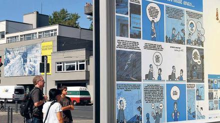 Es begann als Comicserie im Tagesspiegel – und endete als Wanderausstellung, die um die Welt geht. Mehr als 100 Schulen und 50 außerschulische Einrichtungen haben inzwischen die Plakatschau „Da war mal was...“ mit den Tagesspiegel-Comics von Felix Görmann alias Flix (Foto oben) zu Themen der deutsch-deutschen Teilung bestellt. Die Bundesstiftung zur Aufarbeitung der SED-Diktatur, die das vor gut einem Jahr gestartete Projekt betreut, wurde von dem Erfolg ebenso überrascht wie der Zeichner. „Es ist großartig, dass Lehrer heute weniger Berührungsängste mit dem Medium Comic haben als noch zu meiner Schulzeit“, sagt Flix. Neben Dutzenden Schulen – je zur Hälfte aus Ost und West – gibt es Anfragen aus Peru, Belgien oder den USA. Derzeit wird die Ausstellung ins Russische und Englische übersetzt, sagt Sabine Ross von der Bundesstiftung. Sie erklärt sich den Erfolg auch damit, dass die Comics „vielschichtig, aufrichtig und amüsant“ sind und „Schüler da abholen, wo sie stehen“. Schulen können die Ausstellung bestellen unter www.stiftung-aufarbeitung.de/Flix. Fotos: dpa, Mike Wolff (2) lvt