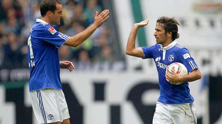 Sicherte sinem Team mit einem späten Tor wenigstens noch einen Punkt: Der Spanier Raul (r.), hier beim Jubeln mit Christoph Metzelder.