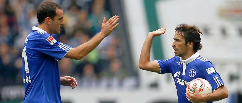 Sicherte sinem Team mit einem späten Tor wenigstens noch einen Punkt: Der Spanier Raul (r.), hier beim Jubeln mit Christoph Metzelder.