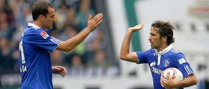 Sicherte sinem Team mit einem späten Tor wenigstens noch einen Punkt: Der Spanier Raul (r.), hier beim Jubeln mit Christoph Metzelder.