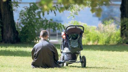 Hol’ schon mal den Wagen. Männer entdecken eine neue, emanzipiertere Vaterrolle.