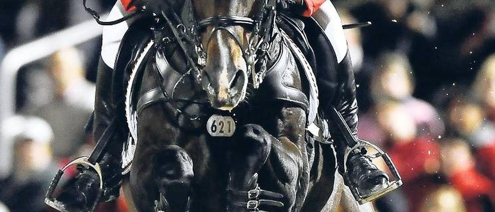 Und hopp! Janne-Friederike Meyer ritt mit ihrem Wallach Lambrasco fehlerfrei. Foto: dpa