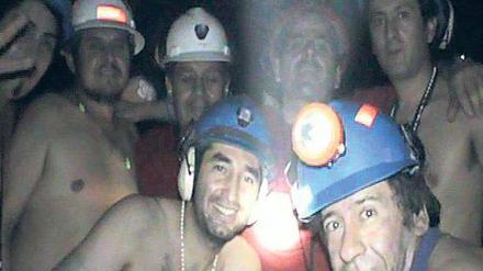 Vorfreude. Die eingeschlossenen Kumpel fiebern ihrer Rettung entgegen – sie könnte unmittelbar bevorstehen.