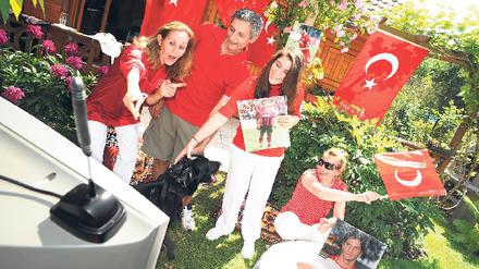 Hadi, hadi! Lauf, mach, geh, schnell! Beim Anfeuern rutscht der Familie von Hakan Balta schon mal was auf Türkisch raus. Die Eltern (l.) waren bereits bei der EM 2008 stolz. 