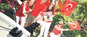 Hadi, hadi! Lauf, mach, geh, schnell! Beim Anfeuern rutscht der Familie von Hakan Balta schon mal was auf Türkisch raus. Die Eltern (l.) waren bereits bei der EM 2008 stolz.