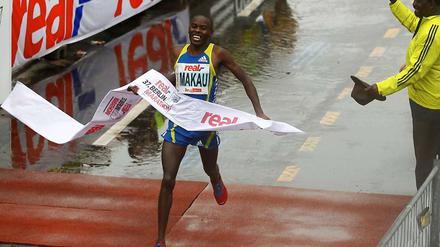 Patrick Makau aus Kenia ist der schnellste auf der berliner Marathonstrecke. In 2:05:08 verpasst er aber den erhofften Wetlrekord.