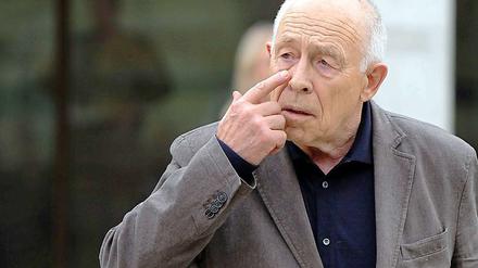 Verwirrung um Baustopp: Die baden-württembergische Staatskanzlei und die Bahn haben angebliche Äußerungen von Schlichter Heiner Geißler zurückgewiesen, wonach es in Stuttgart einen umfassenden Baustopp für das umstrittene Bahnprojekt "Stuttgart 21" geben soll. 