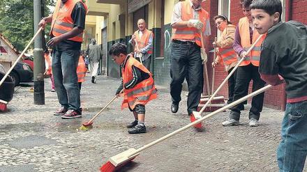 Sich kehren um den Kiez. Quartiersmanager wollen die Nachbarschaft in sozial problematischen Gegenden stärken. Dazu braucht es nicht nur Geld, sondern vor allem engagierte Bürger. In Neukölln packten kürzlich Roma-Kinder die Besen und fegten. 