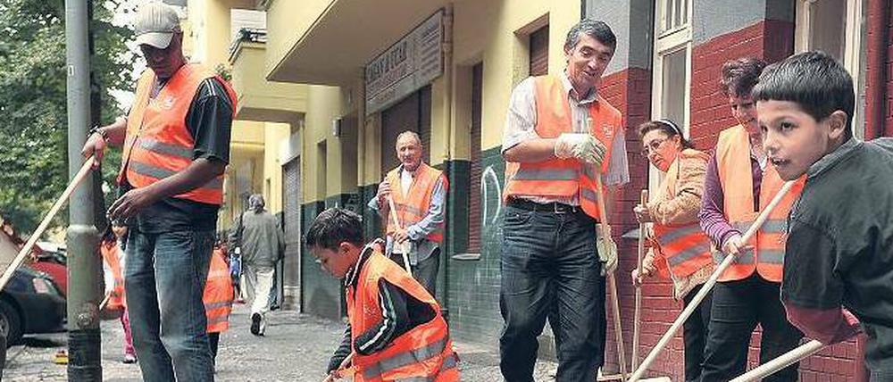 Sich kehren um den Kiez. Quartiersmanager wollen die Nachbarschaft in sozial problematischen Gegenden stärken. Dazu braucht es nicht nur Geld, sondern vor allem engagierte Bürger. In Neukölln packten kürzlich Roma-Kinder die Besen und fegten.