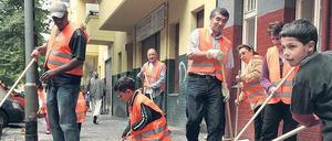 Sich kehren um den Kiez. Quartiersmanager wollen die Nachbarschaft in sozial problematischen Gegenden stärken. Dazu braucht es nicht nur Geld, sondern vor allem engagierte Bürger. In Neukölln packten kürzlich Roma-Kinder die Besen und fegten. 