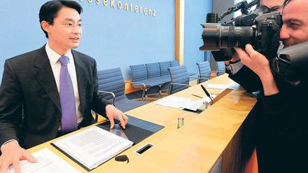 Abgabetermin. Bundesgesundheitsminister Philipp Rösler stellt am Mittwoch in Berlin den Gesetzentwurf zur Gesundheitsreform vor. Arbeitgeber, Gewerkschaften und Sozialverbände kritisierten den Entwurf scharf. 