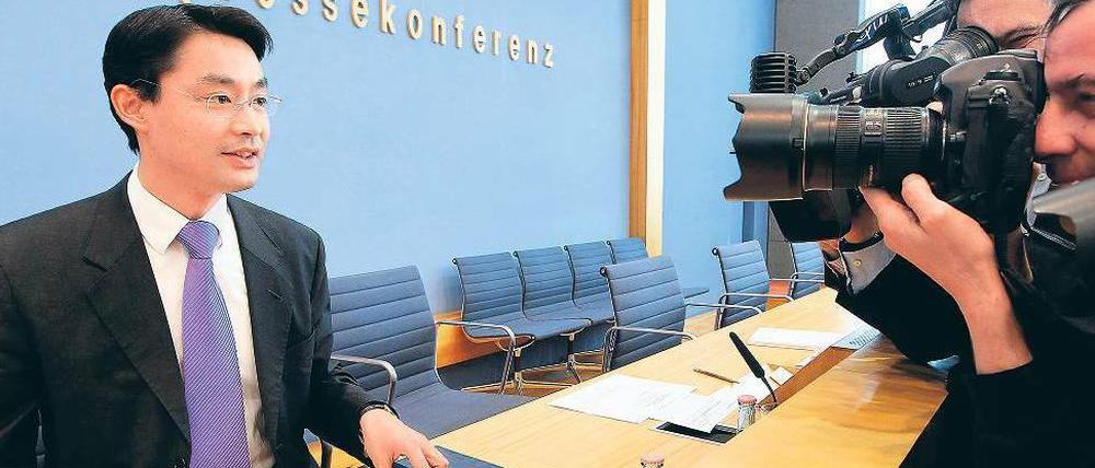 Abgabetermin. Bundesgesundheitsminister Philipp Rösler stellt am Mittwoch in Berlin den Gesetzentwurf zur Gesundheitsreform vor. Arbeitgeber, Gewerkschaften und Sozialverbände kritisierten den Entwurf scharf. 