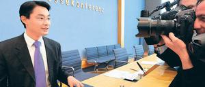 Abgabetermin. Bundesgesundheitsminister Philipp Rösler stellt am Mittwoch in Berlin den Gesetzentwurf zur Gesundheitsreform vor. Arbeitgeber, Gewerkschaften und Sozialverbände kritisierten den Entwurf scharf. 