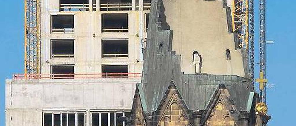 Epochal. Neben der Gedächtniskirche wächst das neue Hochhaus am Zoofenster in die Höhe, in dem ein Lokal nach dem Vorbild des Romanischen Cafés entstehen soll. Foto: Imago