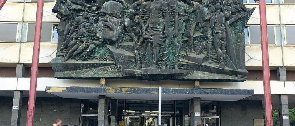 Mit Marx an der Uni. Erst 1991 trennte sich die Universität Leipzig von Karl Marx als Namensgeber. Das 1974 errichtete Relief des Philosophen wurde 2006 demontiert – und inzwischen mit einer Infotafel an einem anderen Standort wieder installiert. Foto: Mauritius