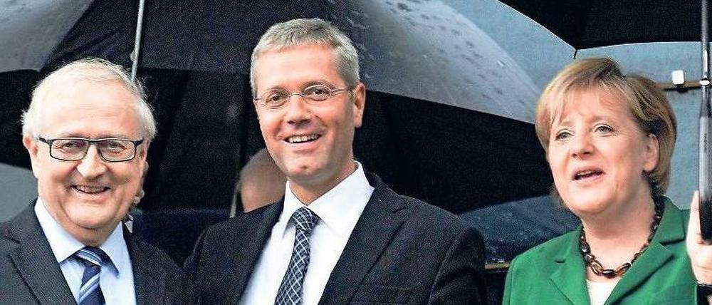 Auf Bildungsreise. Bundeskanzlerin Angela Merkel hat auf ihrer Energiereise nach der Sommerpause auch Wirtschaftsminister Rainer Brüderle (FDP), links im Bild, und Umweltminister Norbert Röttgen (CDU) zu einigen Stationen mitgenommen. 
