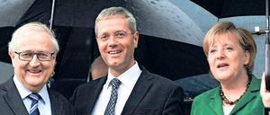 Auf Bildungsreise. Bundeskanzlerin Angela Merkel hat auf ihrer Energiereise nach der Sommerpause auch Wirtschaftsminister Rainer Brüderle (FDP), links im Bild, und Umweltminister Norbert Röttgen (CDU) zu einigen Stationen mitgenommen. 