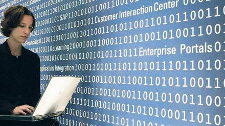 Gefährlicher Eindringling. Computerviren und -würmer können Industrieanlagen beschädigen oder sogar fernsteuern. 