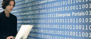 Gefährlicher Eindringling. Computerviren und -würmer können Industrieanlagen beschädigen oder sogar fernsteuern.