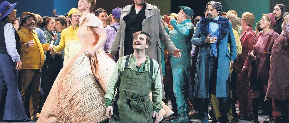 Straßentheater. Tómas Tómasson (vorn) als Hans Sachs, Marco Jentzsch als Walther von Stolzing, Ina Kringelborn (vorn l.) als Eva. 