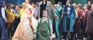 Straßentheater. Tómas Tómasson (vorn) als Hans Sachs, Marco Jentzsch als Walther von Stolzing, Ina Kringelborn (vorn l.) als Eva. 