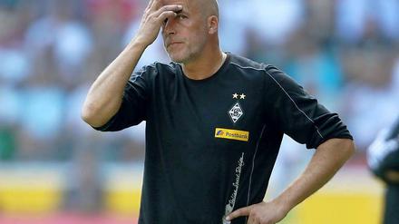 Michel Frontzeck kann es nicht fassen. Schon wieder verlieren seine Gladbacher, diesmal nicht haushoch, sondern nach eigener Führung.